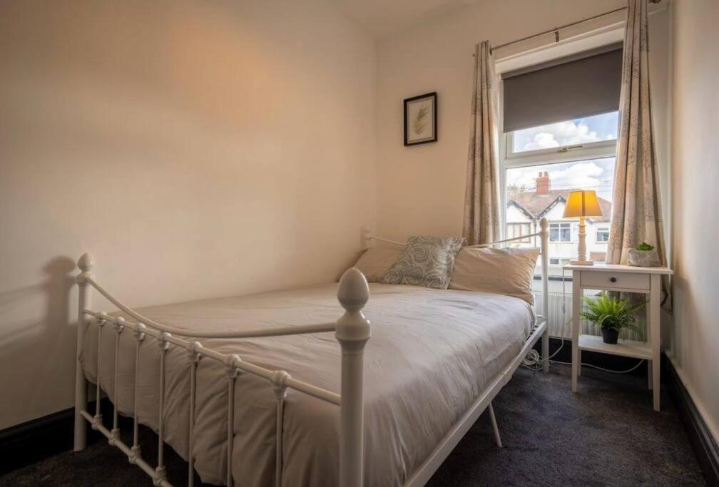 Spacious Town House Lytham St Annes Exteriör bild