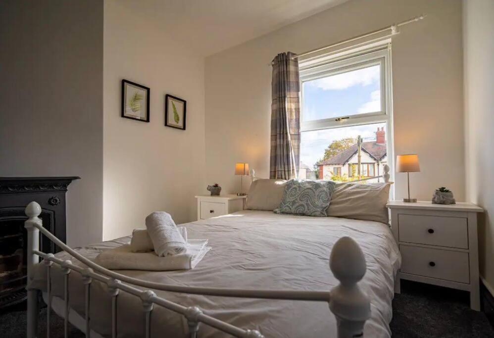 Spacious Town House Lytham St Annes Exteriör bild